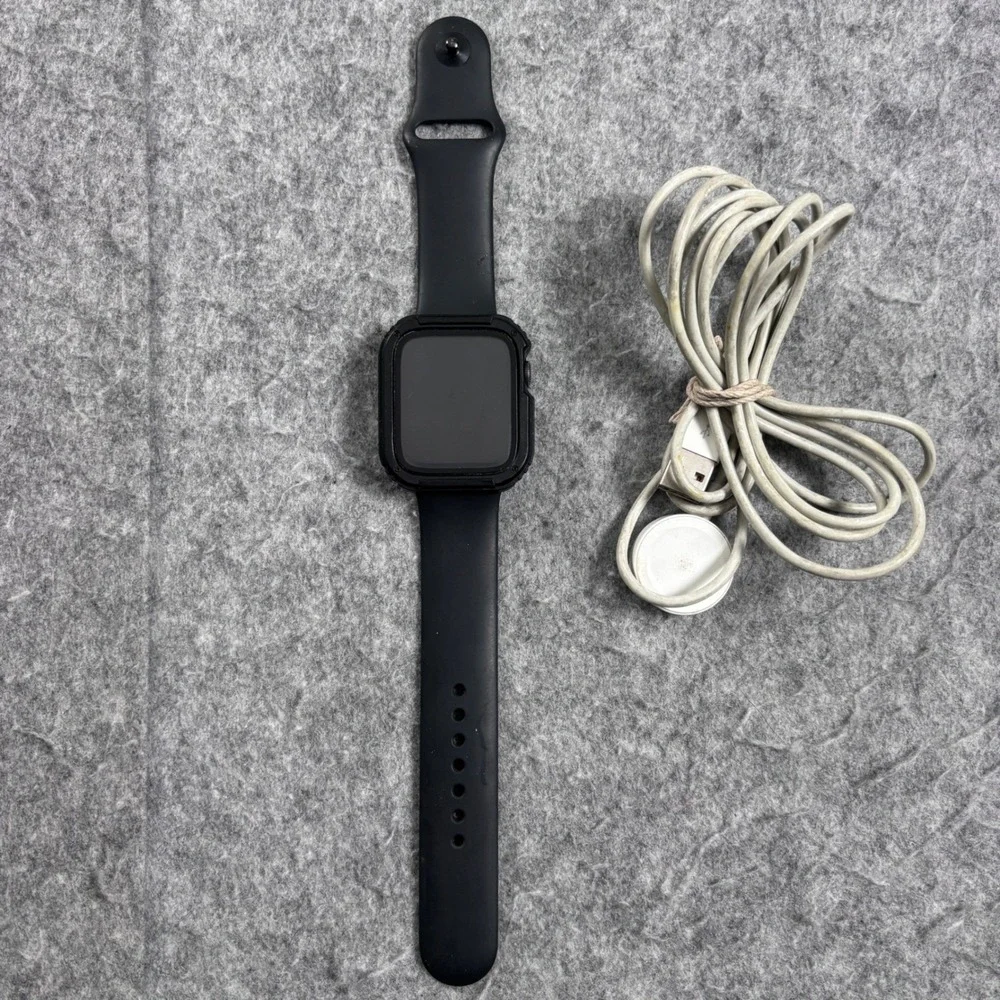 Apple Watch SE 1st Gen 44mm Space Gray Aluminum GPS Cellular Black Sport Band